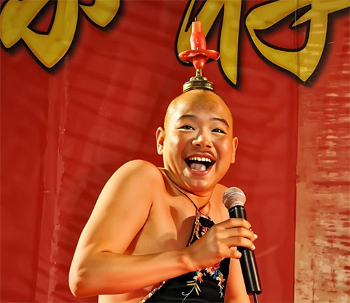 秦腔 “顶灯” 是秦腔丑角表演的一项绝技